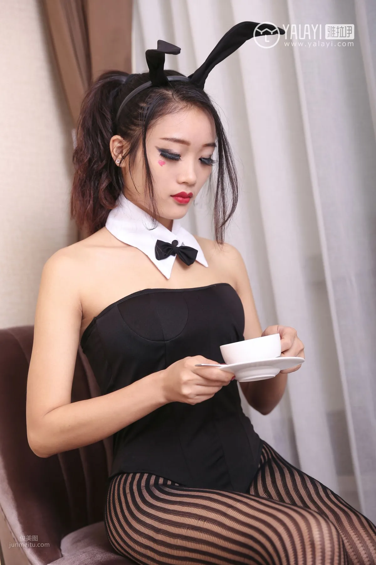 兔洱- [YALAYI雅拉伊] Y030《條紋黑絲美腿》 14
