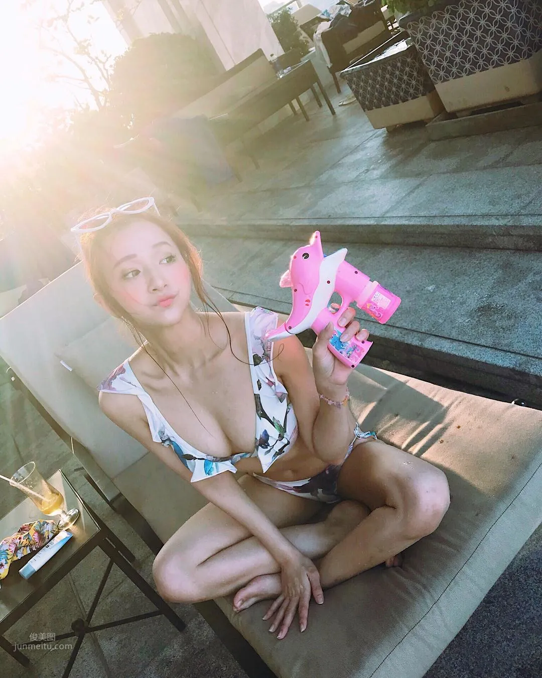 正妹江晏甯浮潛抓海膽，泳裝太美網友分心 9