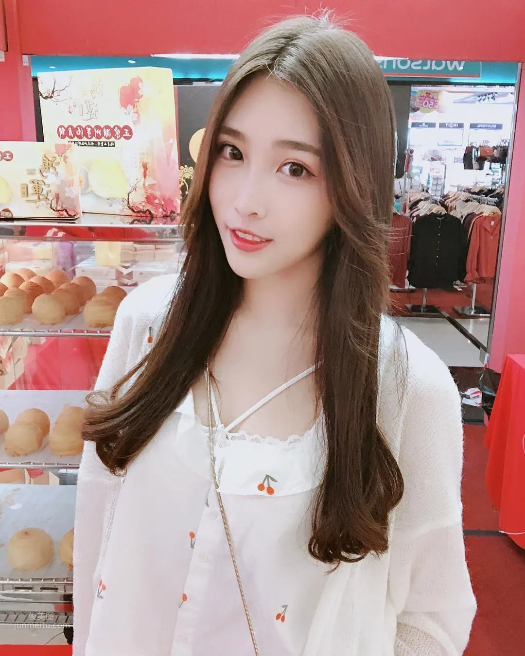 大馬正妹Fedora Ng，修長美腿低胸超迷人 28