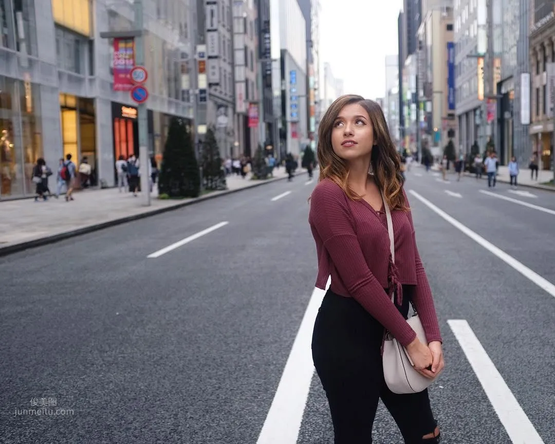 Pokimane- 北美LOL超人氣美女主播私房照 7