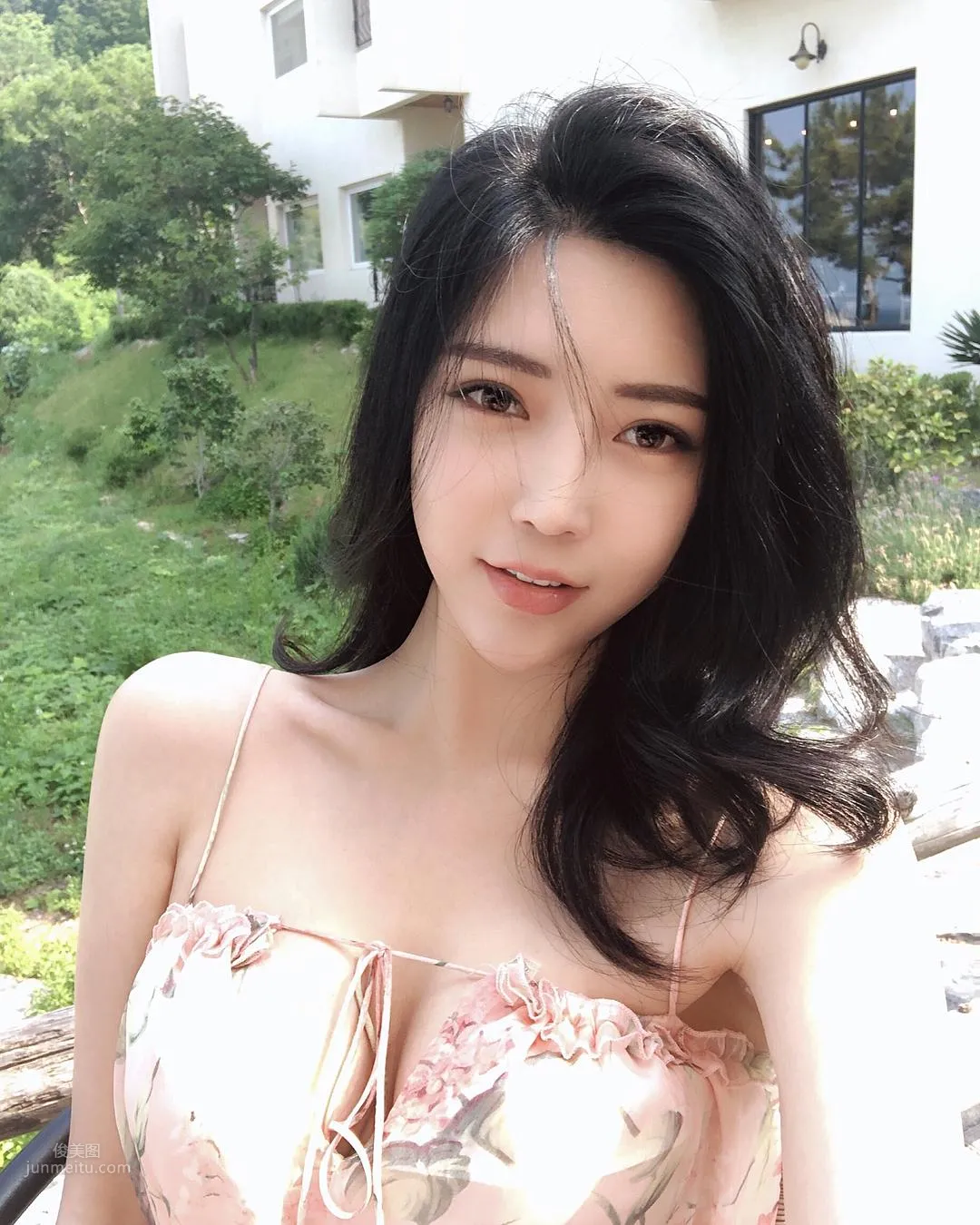 Choi Somi- 打卡拍照「形狀畢現」也太害羞 13