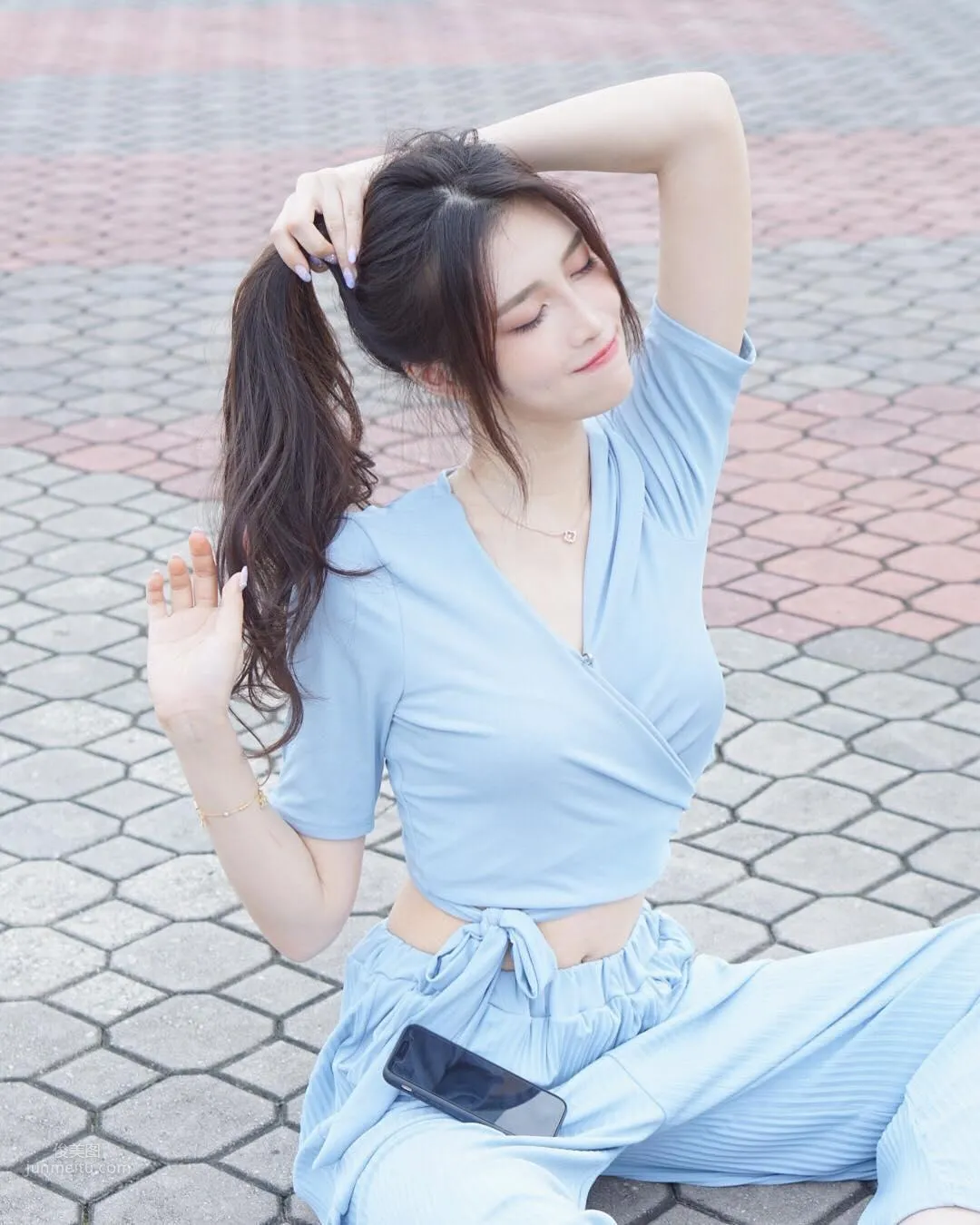 大馬正妹Fedora Ng，修長美腿低胸超迷人 9