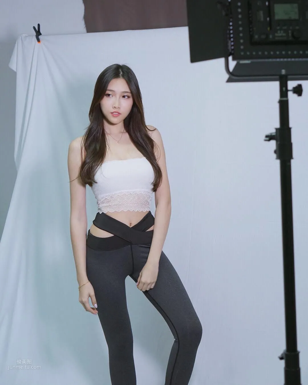 大馬正妹Fedora Ng，修長美腿低胸超迷人 41