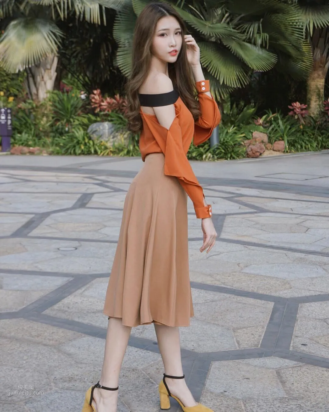大馬正妹Fedora Ng，修長美腿低胸超迷人 4