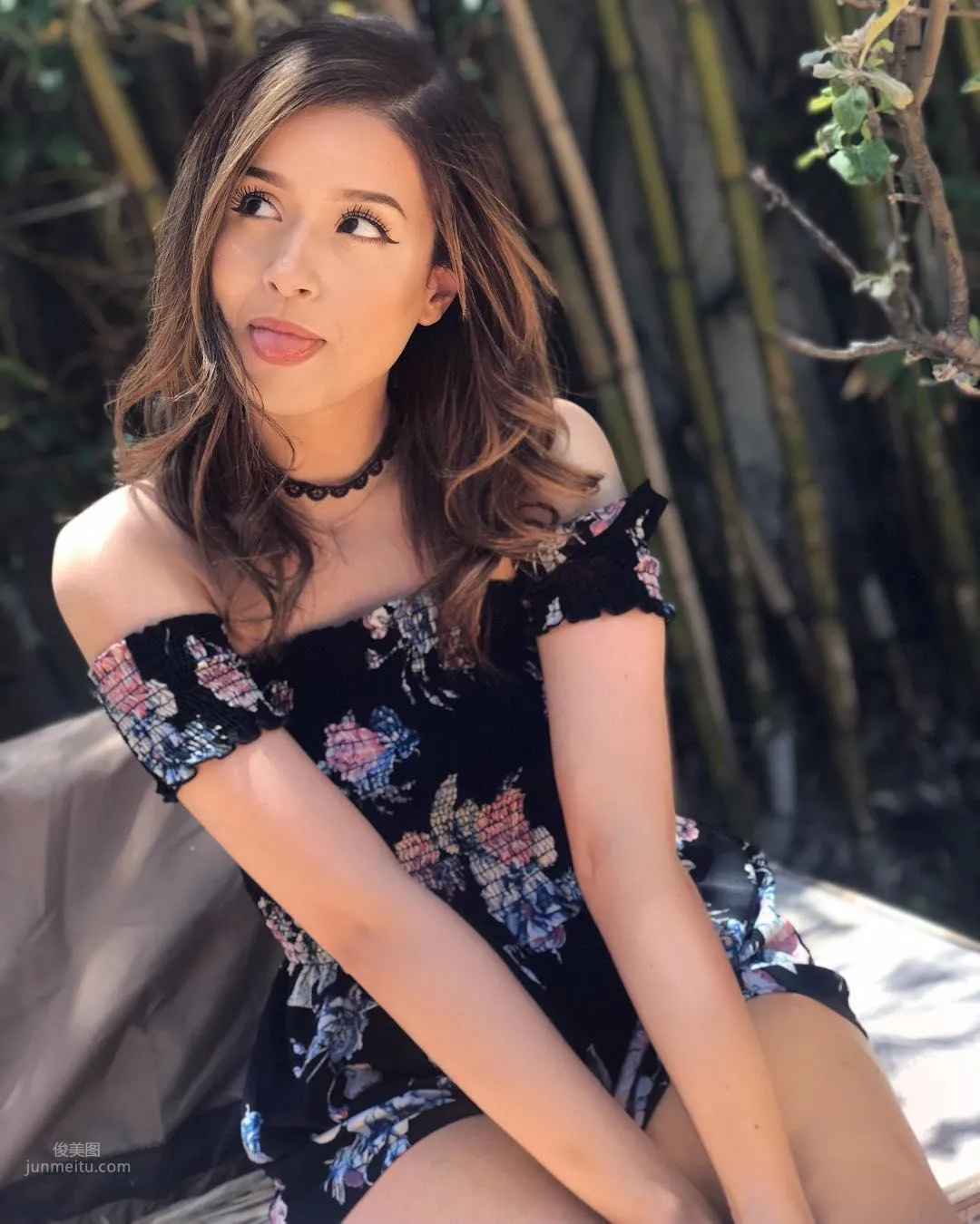Pokimane- 北美LOL超人氣美女主播私房照 18