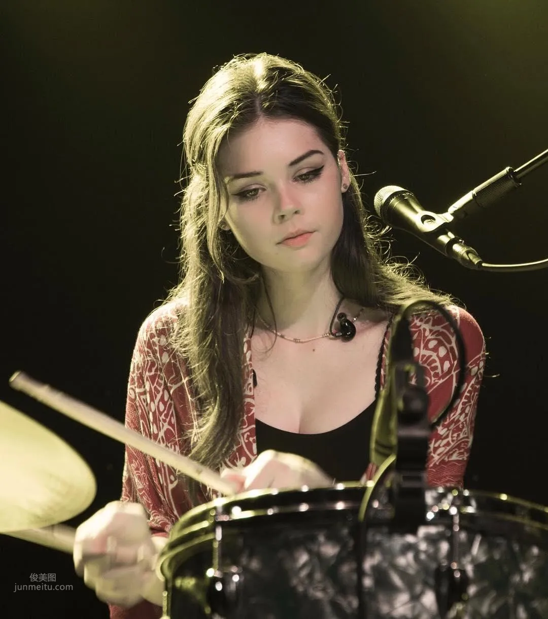 Elise Trouw- 全能型美女歌手也有顔值 15