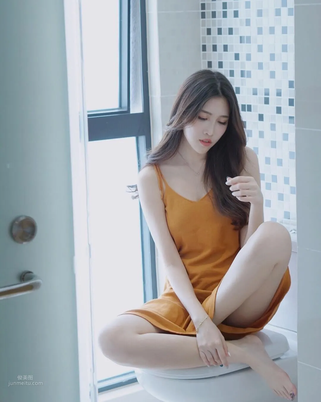 大馬正妹Fedora Ng，修長美腿低胸超迷人 42