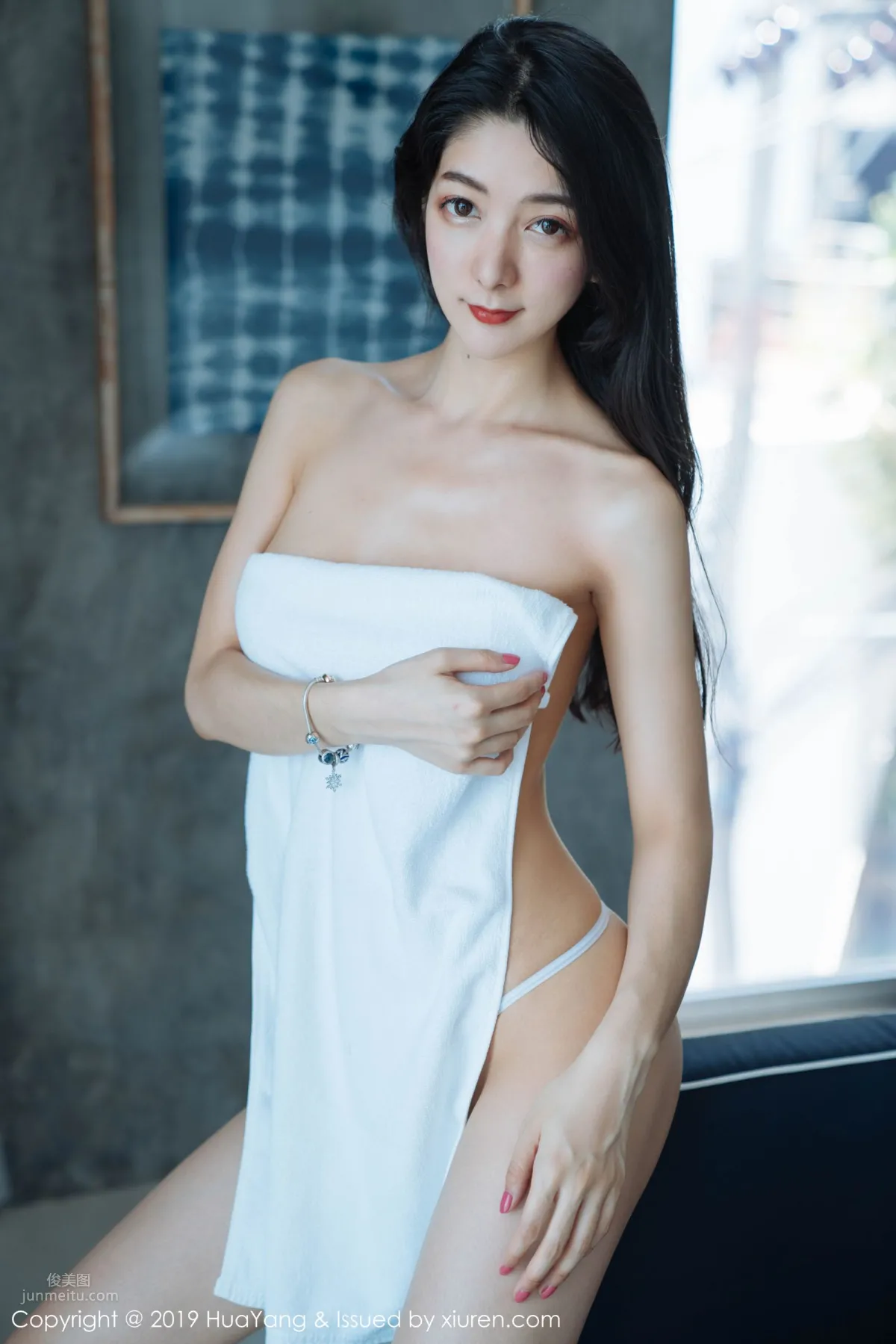 女神Angela喜歡貓 紅色吊帶浴巾裹身 5