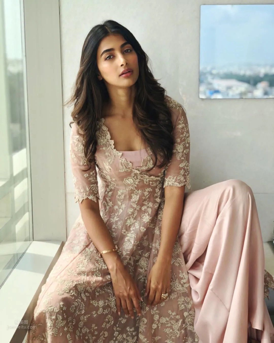Pooja Hegde- 印度美人顔值氣質好 16