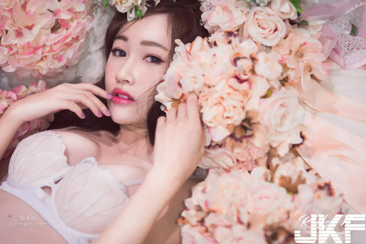 男性视角第二弹！白皙女神「严琪琪」展现你爱的各种特殊角度！_2