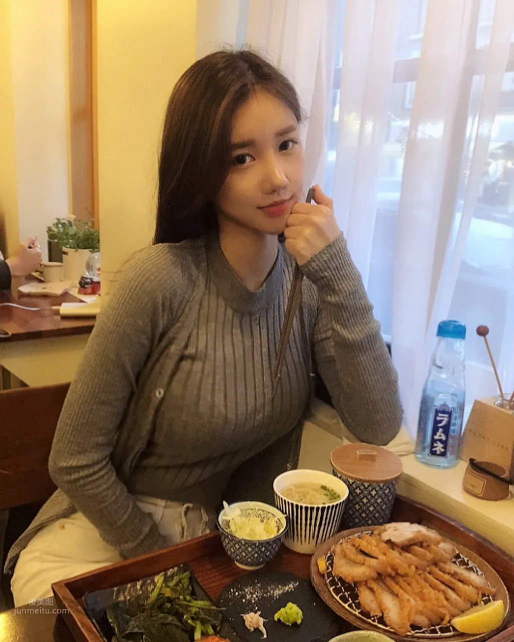 漂亮的韓國姐姐2km2km，她請吃飯你會拒絕麼? 28