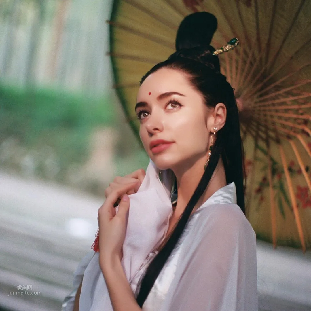 Nika Fokina- 俄羅斯虎妹「磨蹭沙發散魅力」 3