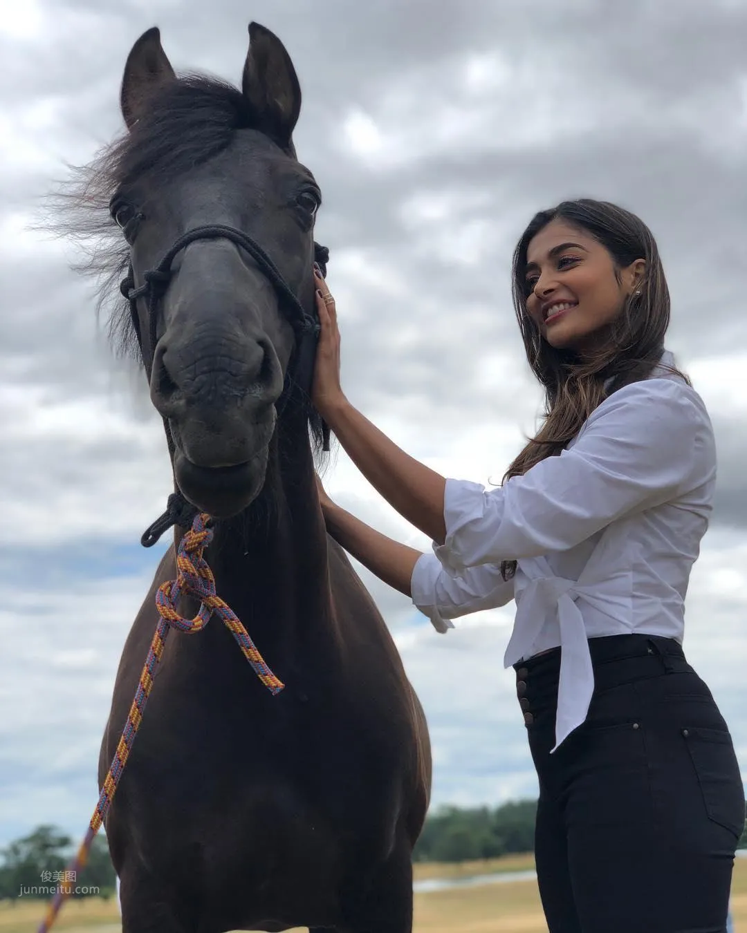 Pooja Hegde- 印度美人顔值氣質好 15