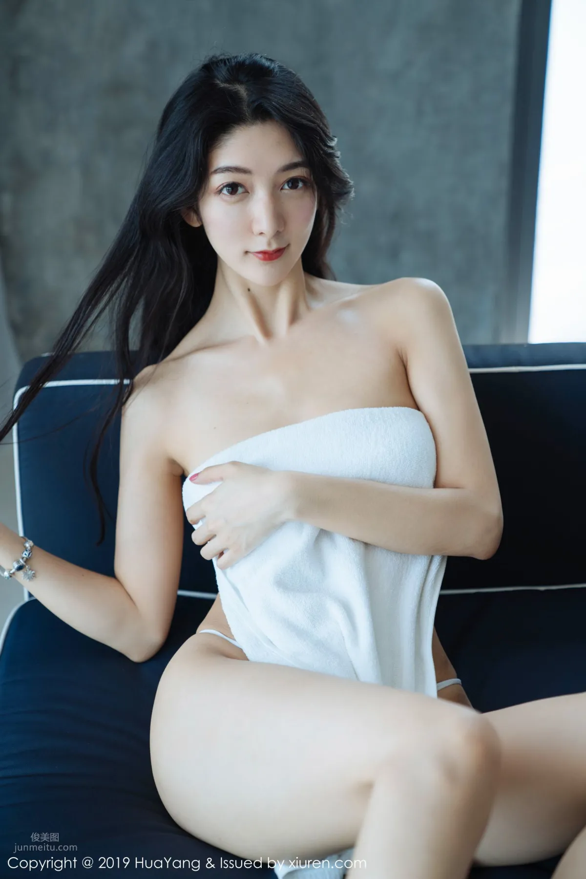 女神Angela喜歡貓 紅色吊帶浴巾裹身 10