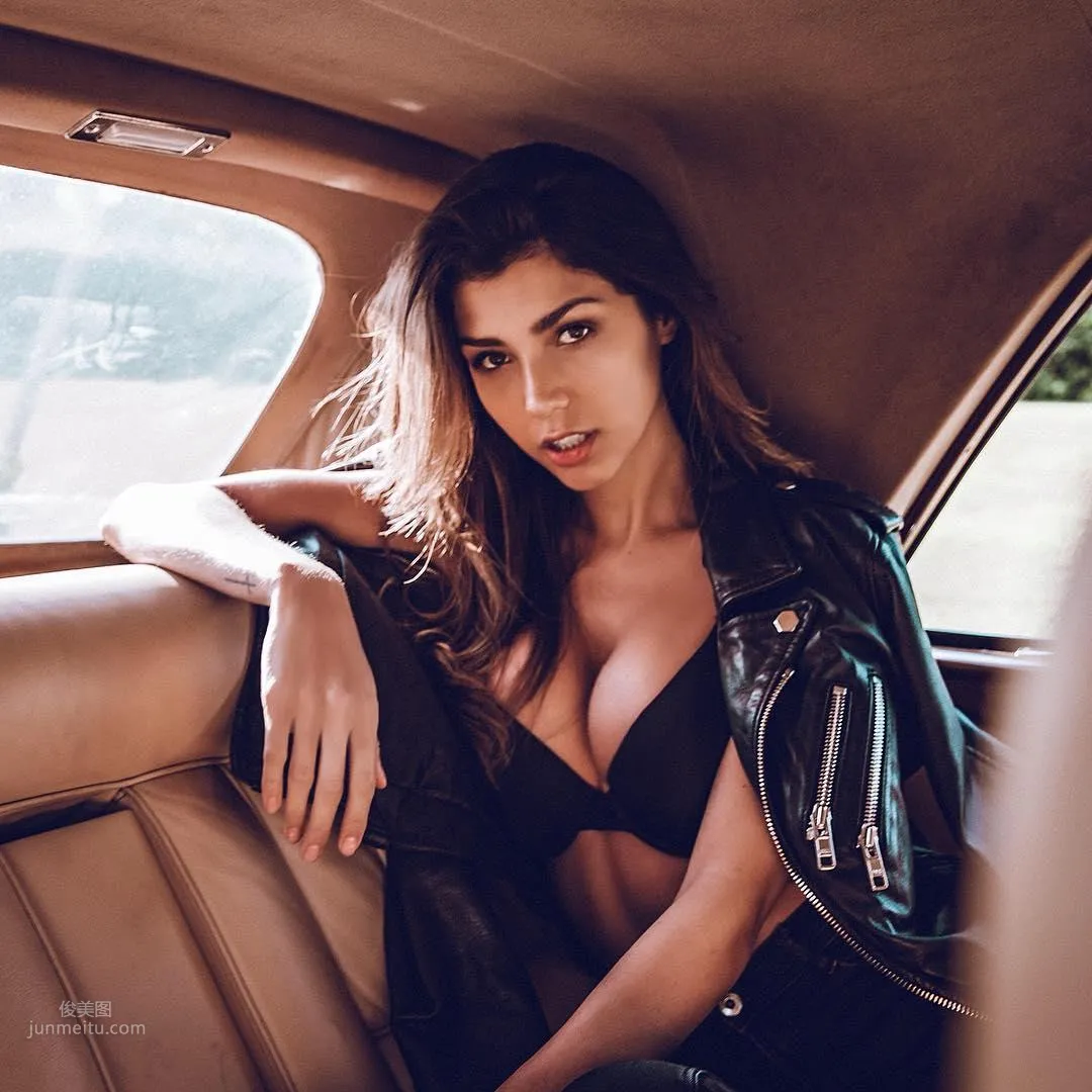 Catalina Freer- 全身上下散發陽光及性感魅力 15