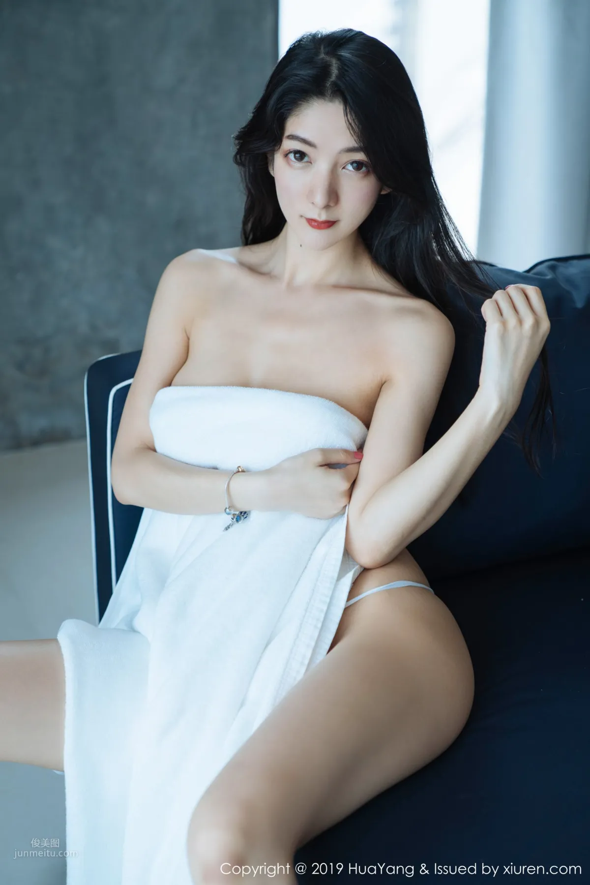 女神Angela喜歡貓 紅色吊帶浴巾裹身 12