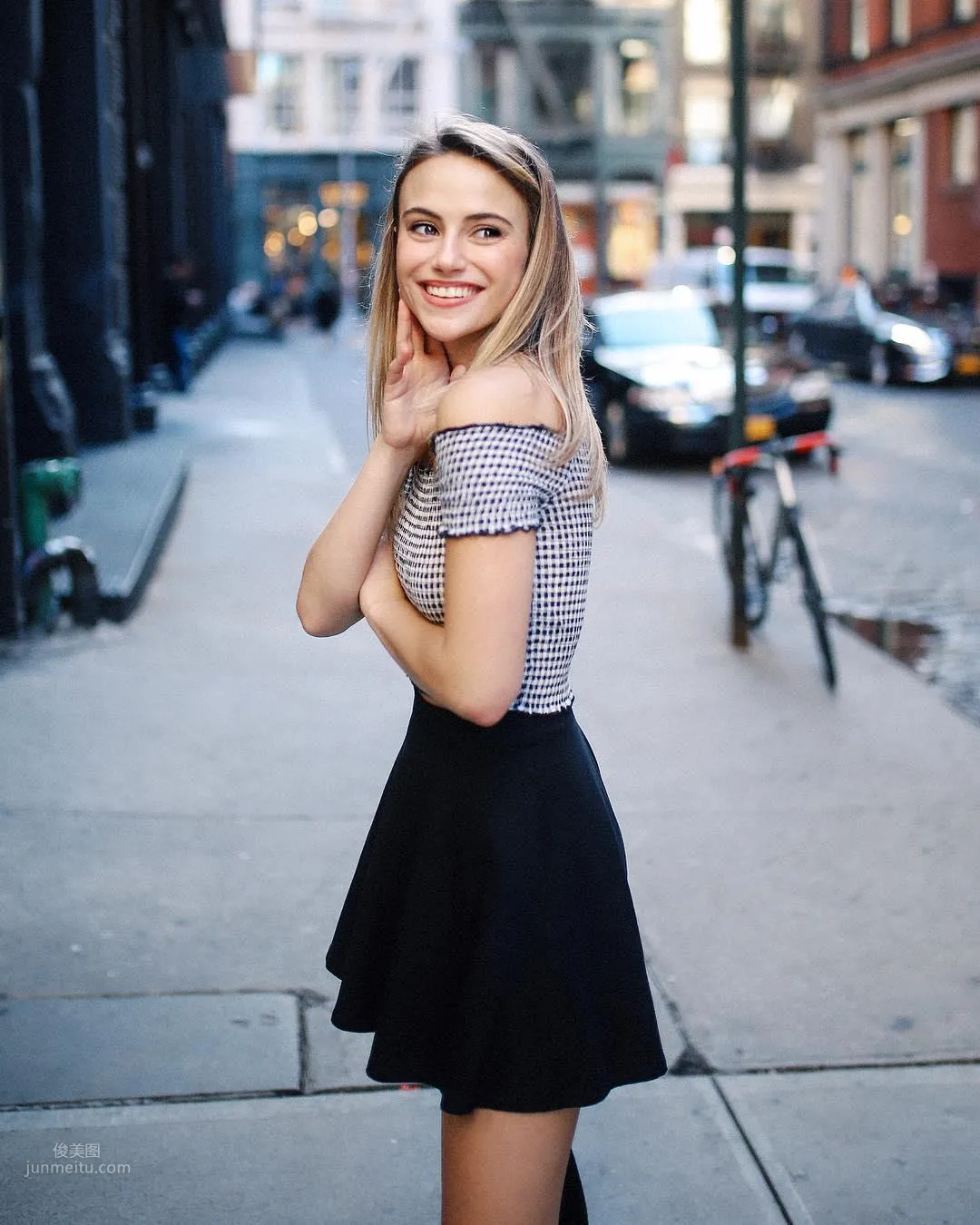 Charlotte McKee- 女友系正妹撩動心弦 1