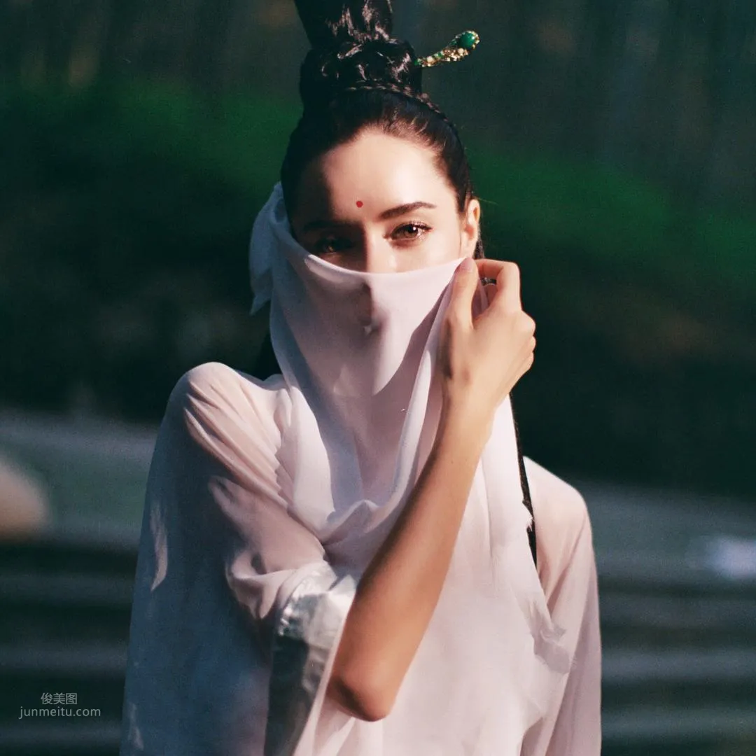 Nika Fokina- 俄羅斯虎妹「磨蹭沙發散魅力」 2