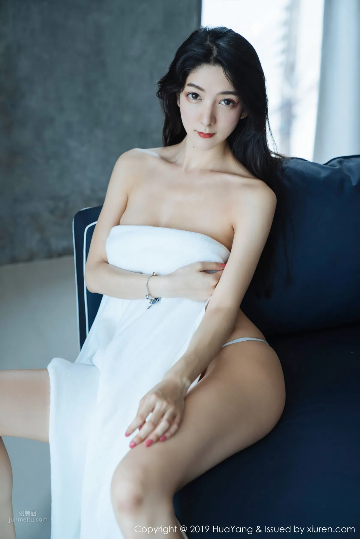 女神Angela喜歡貓 紅色吊帶浴巾裹身 32