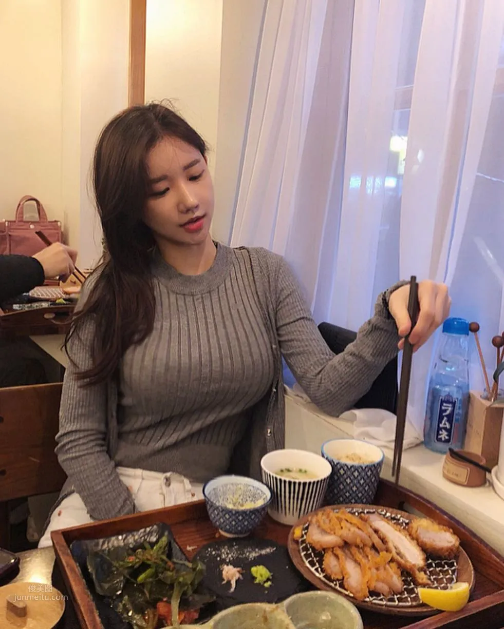 漂亮的韓國姐姐2km2km，她請吃飯你會拒絕麼? 27