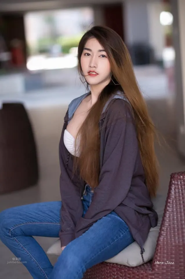 長發正妹胸前一塊布，「渾圓飽滿」整個炸出！ 34