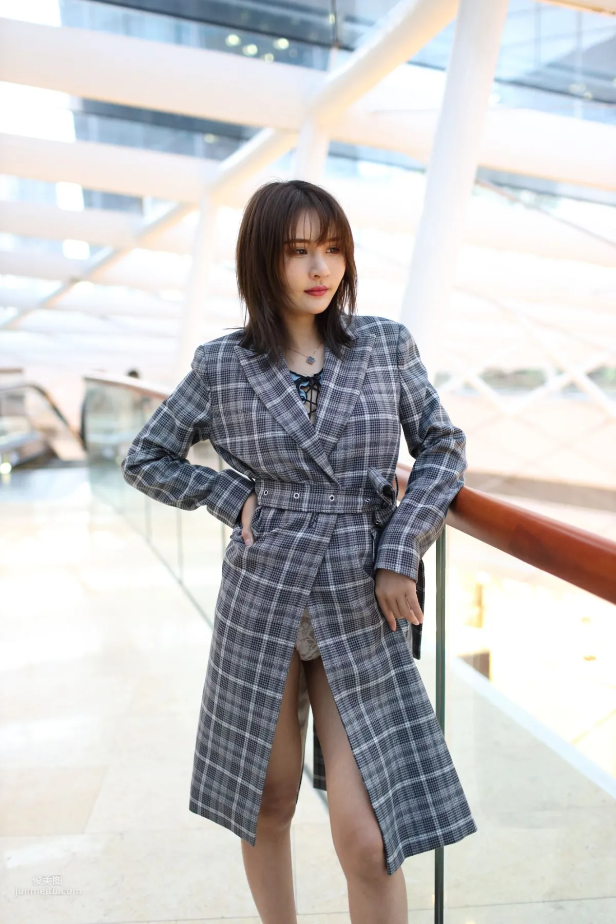 SOLO尹菲- 热裤高跟美女街拍原图_210