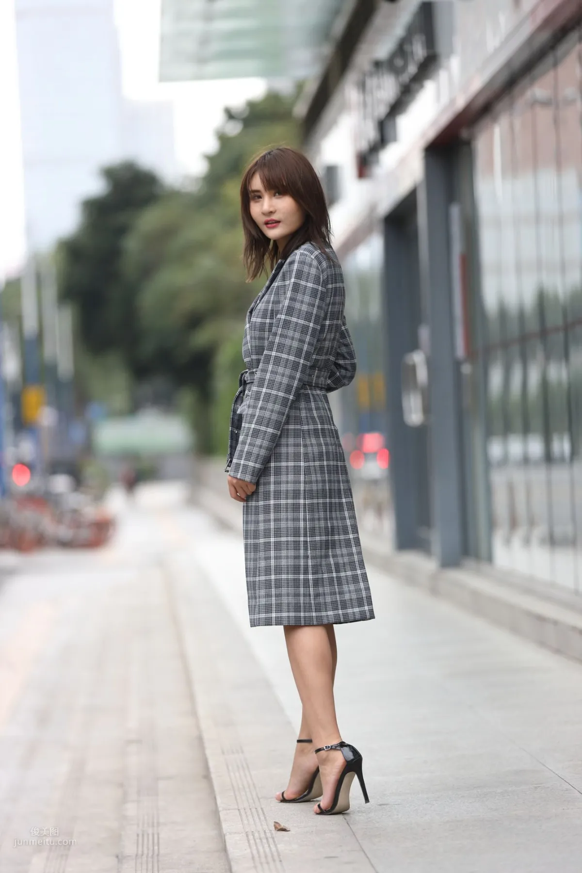 SOLO尹菲- 热裤高跟美女街拍原图_4