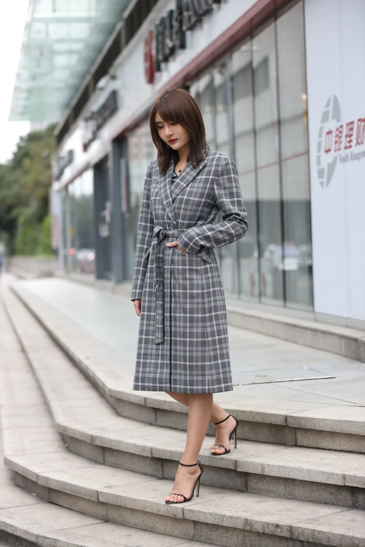 SOLO尹菲- 热裤高跟美女街拍原图_7