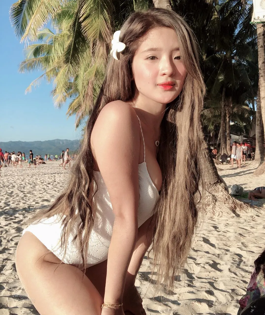 長發正妹沙灘玩泥沙，火辣身材震動遊客眼球 28