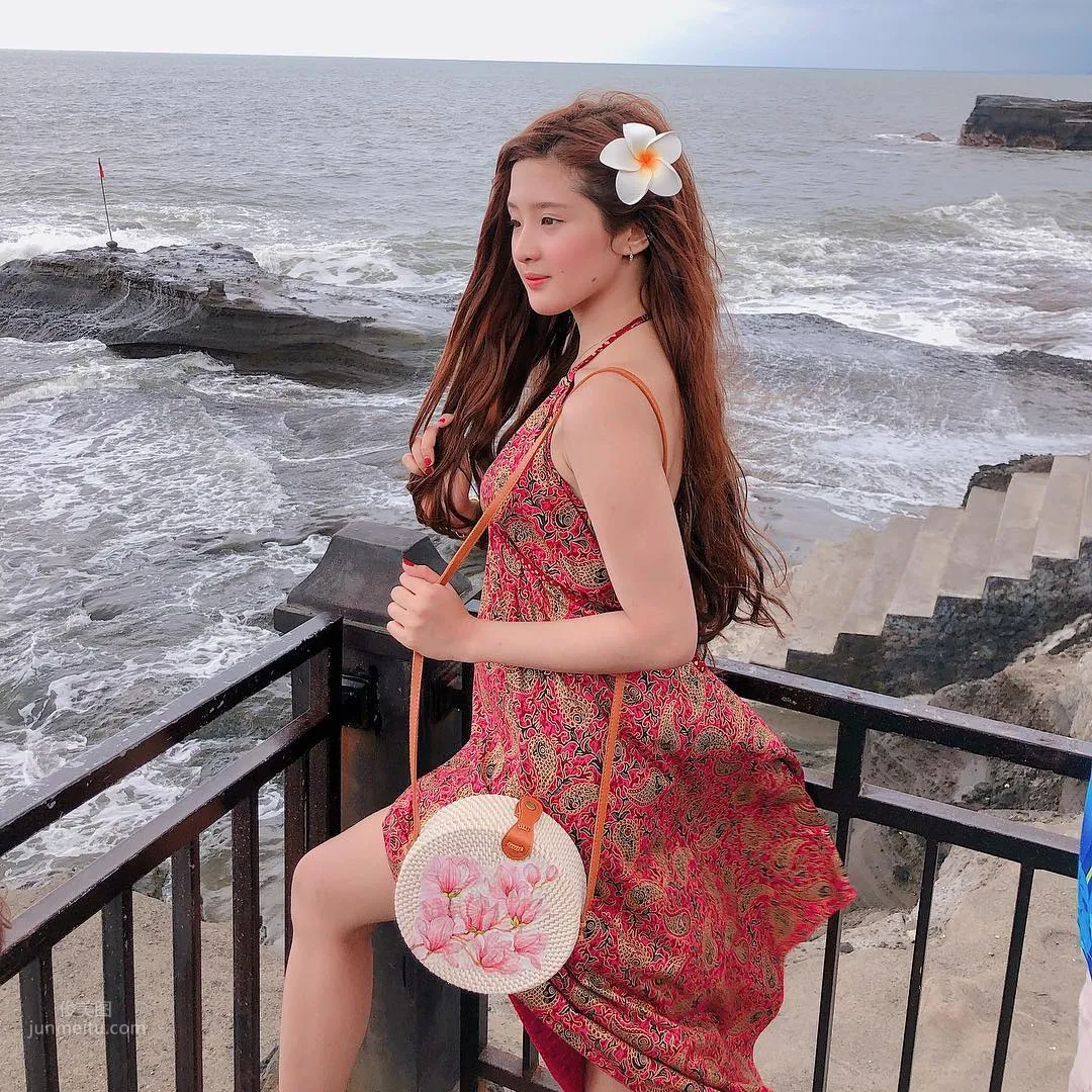 長發正妹沙灘玩泥沙，火辣身材震動遊客眼球 21