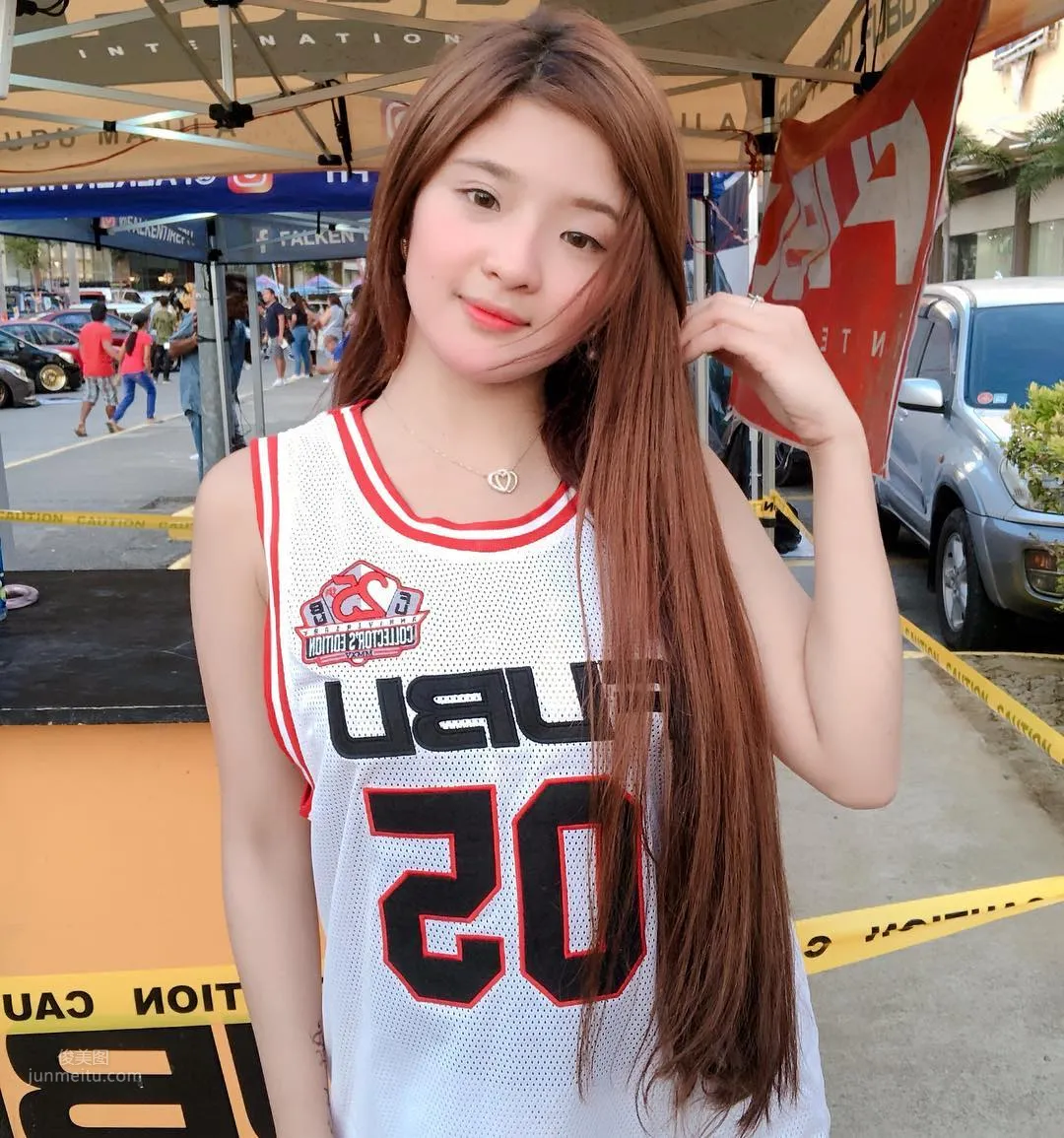 長發正妹沙灘玩泥沙，火辣身材震動遊客眼球 24