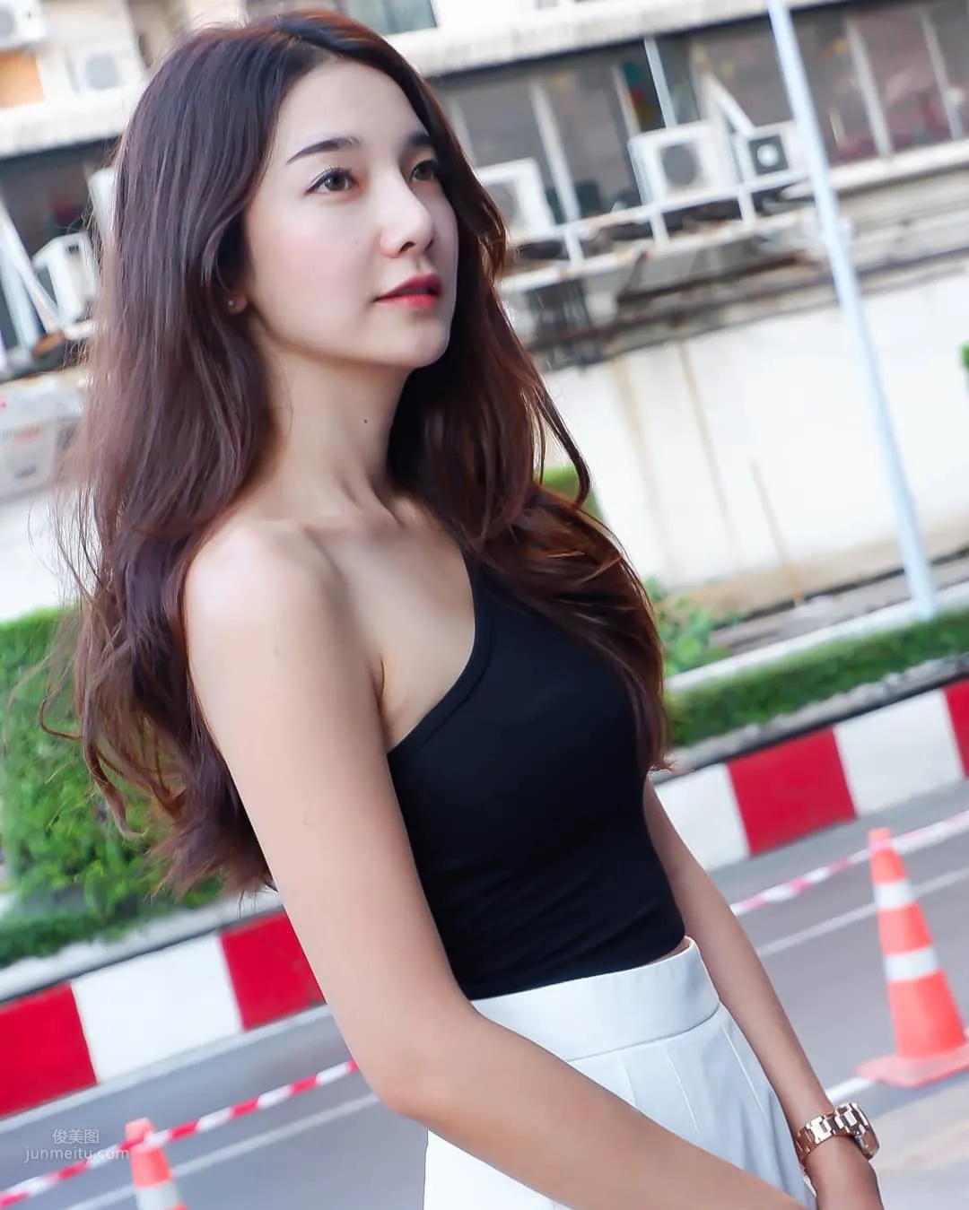 甜美妹子「Nick Chatchada」提枪上阵　准备湿身秀出火辣曲线_33