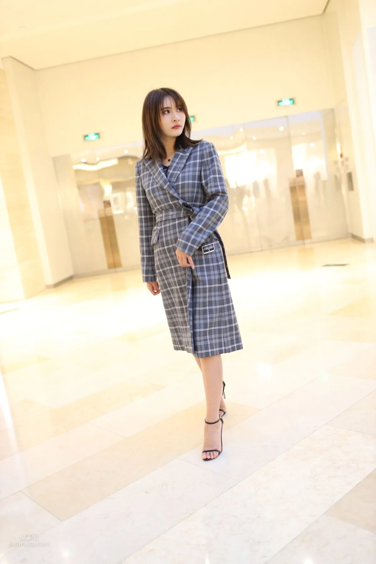 SOLO尹菲- 热裤高跟美女街拍原图_216