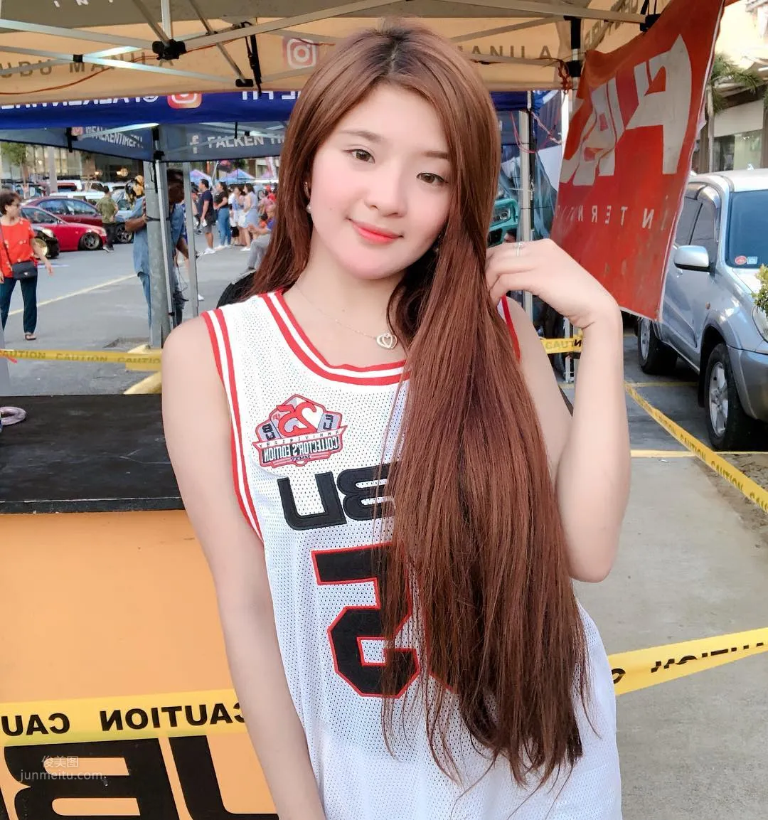 長發正妹沙灘玩泥沙，火辣身材震動遊客眼球 23