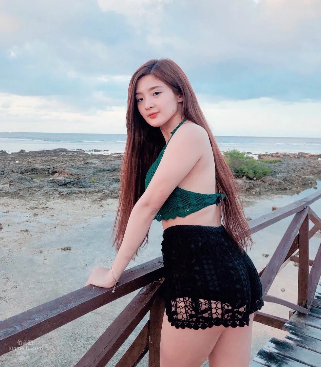 長發正妹沙灘玩泥沙，火辣身材震動遊客眼球 18