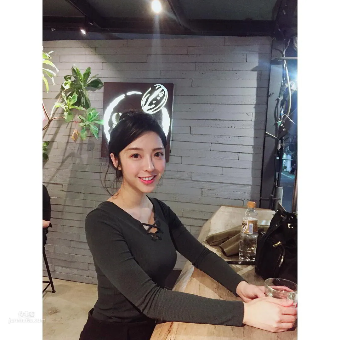 超正護理師Ashley，細腰飽滿上圍辣翻網友 1