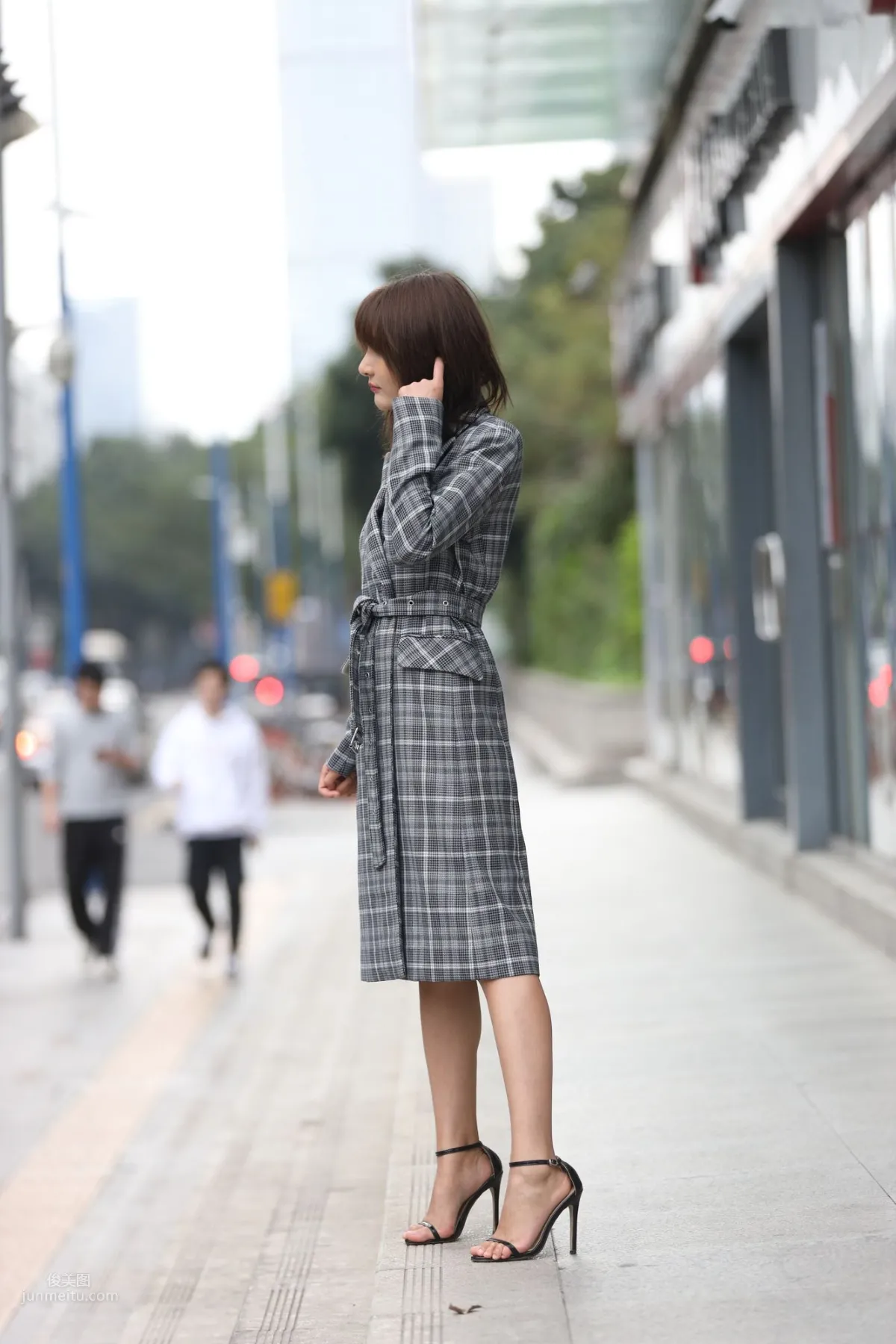 SOLO尹菲- 热裤高跟美女街拍原图_6