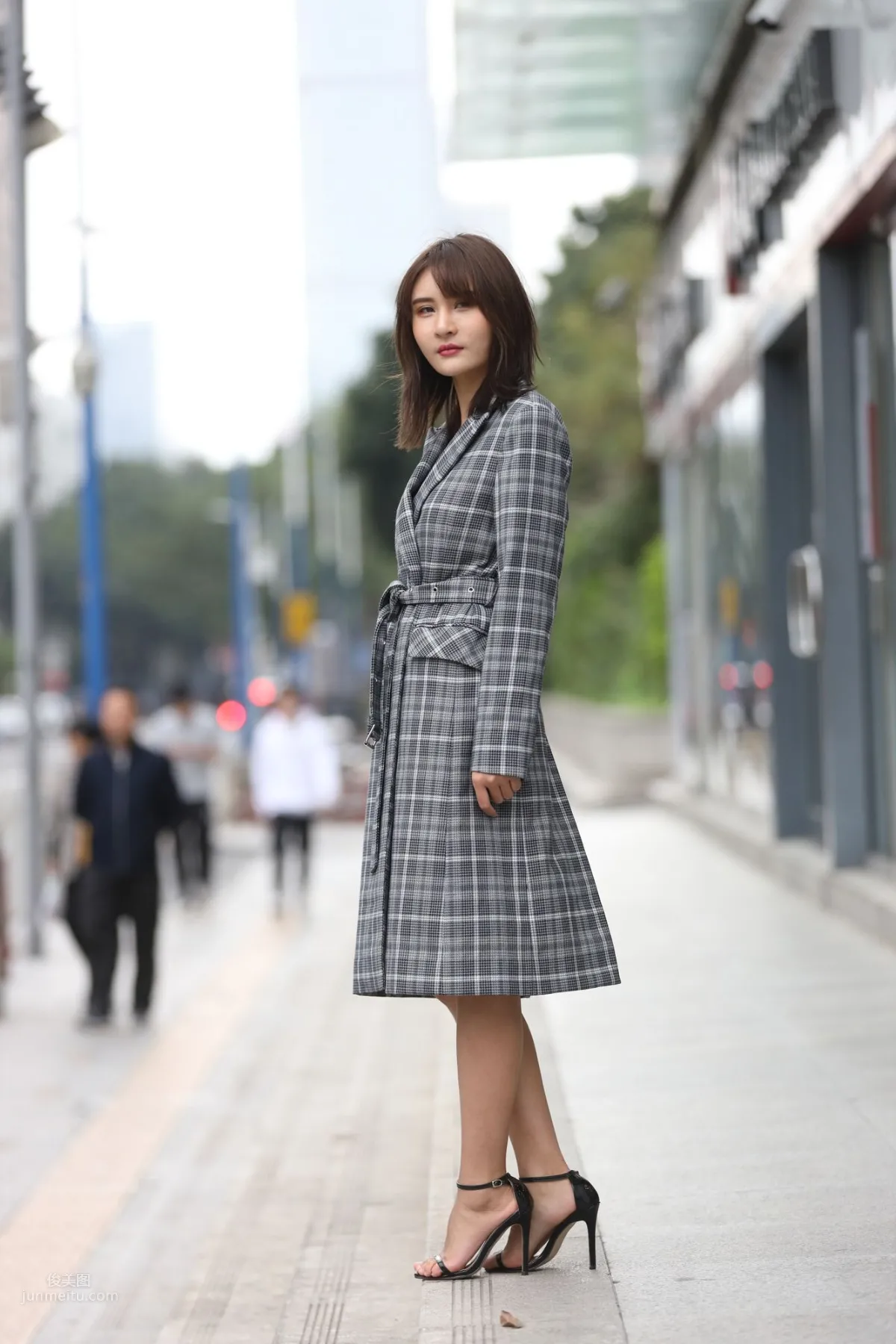 SOLO尹菲- 热裤高跟美女街拍原图_5
