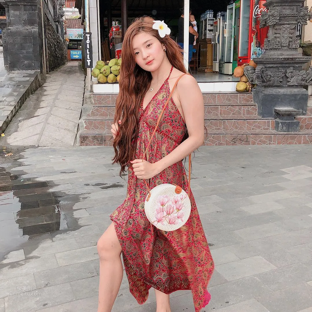 長發正妹沙灘玩泥沙，火辣身材震動遊客眼球 20
