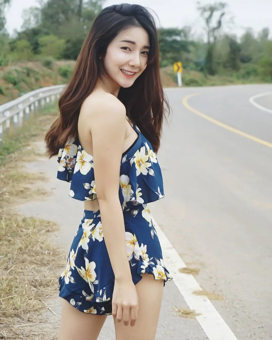 甜美妹子「Nick Chatchada」提槍上陣 準備濕身秀出火辣曲線 21