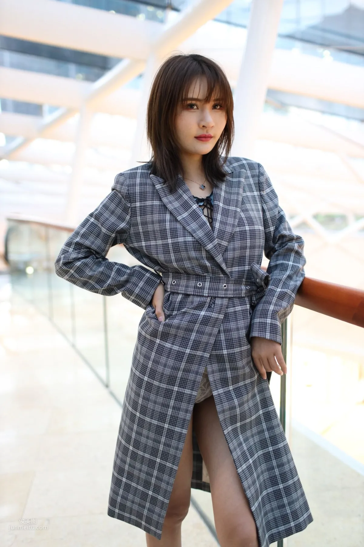 SOLO尹菲- 熱褲高跟美女街拍原圖 214
