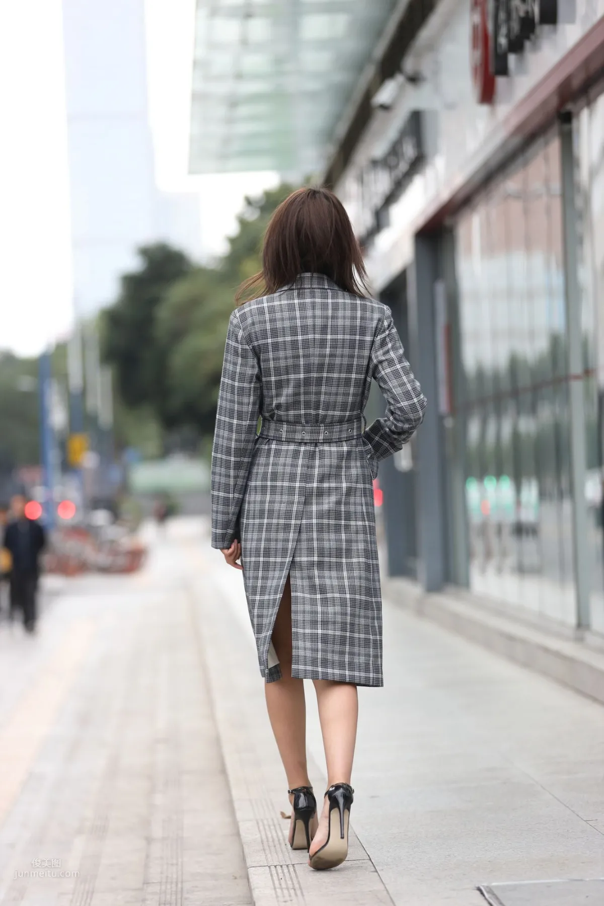 SOLO尹菲- 热裤高跟美女街拍原图_3