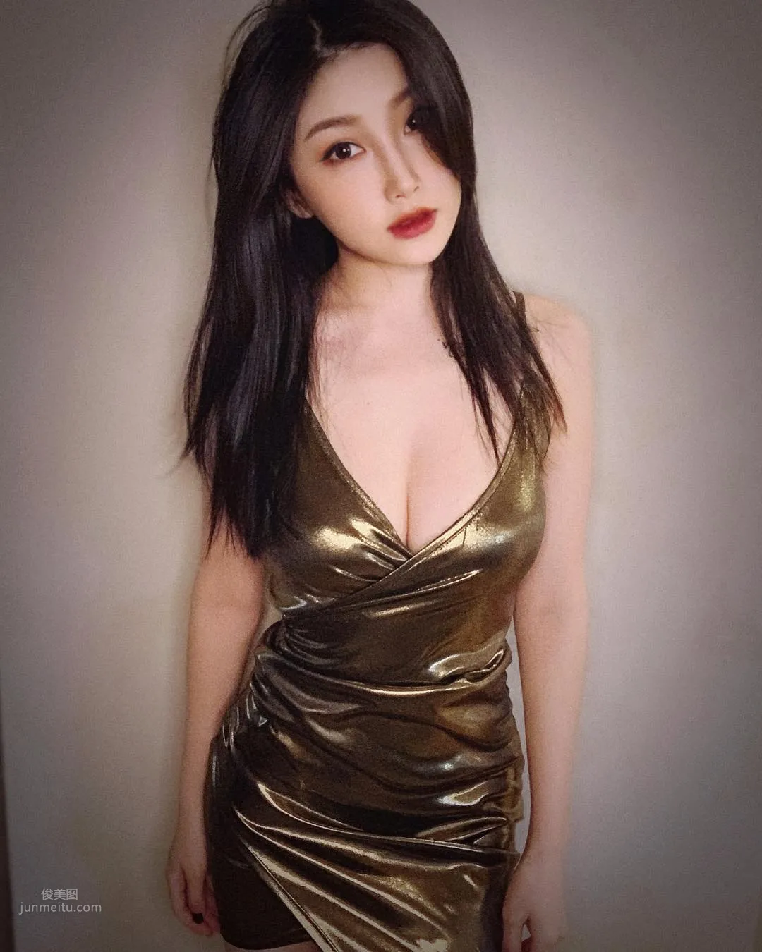 台灣妹子Lusia Tseng曲線健美火辣 「前凸後翹」大膽拍！ 18