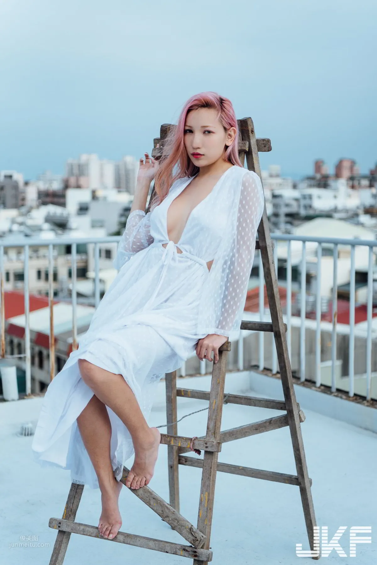 讓人完全無法專心上課的火辣G罩杯辣師「34G Coco」美術班開課！ 24