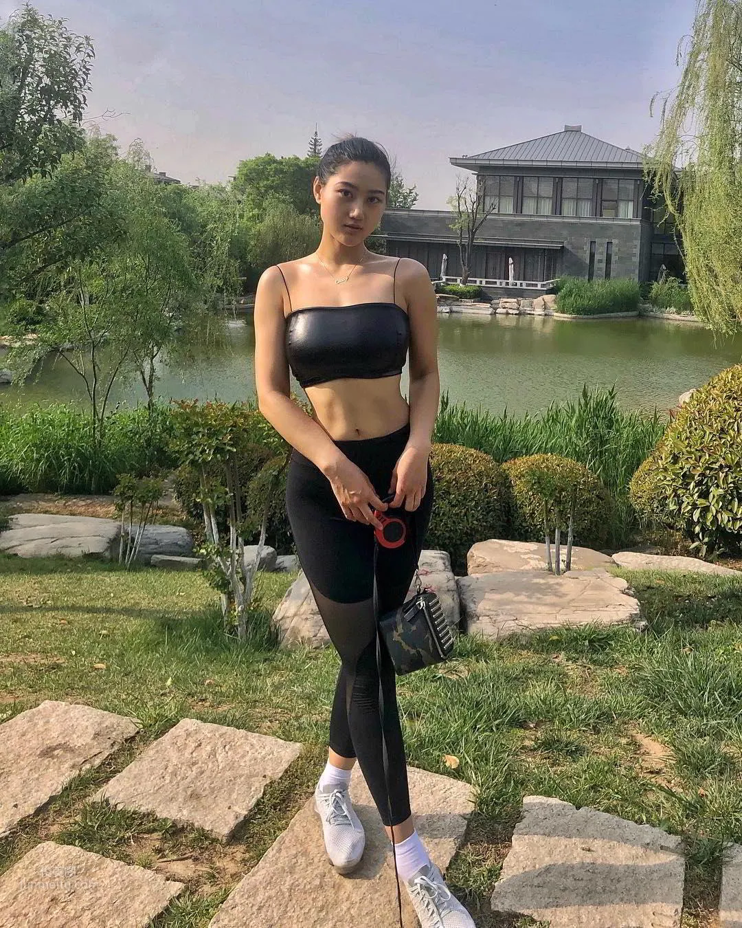 正妹Cassy Luu火辣健身照「胸型超凸出」 38