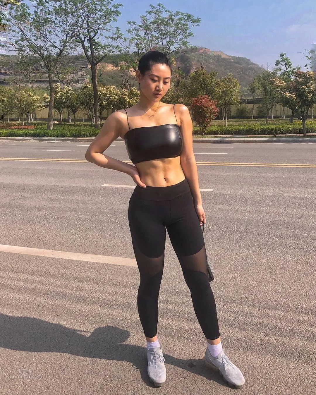 正妹Cassy Luu火辣健身照「胸型超凸出」 37