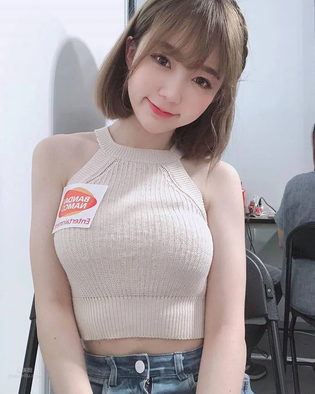 正妹妮妮子穿運動背心健身，鎖骨出賣好身材 24