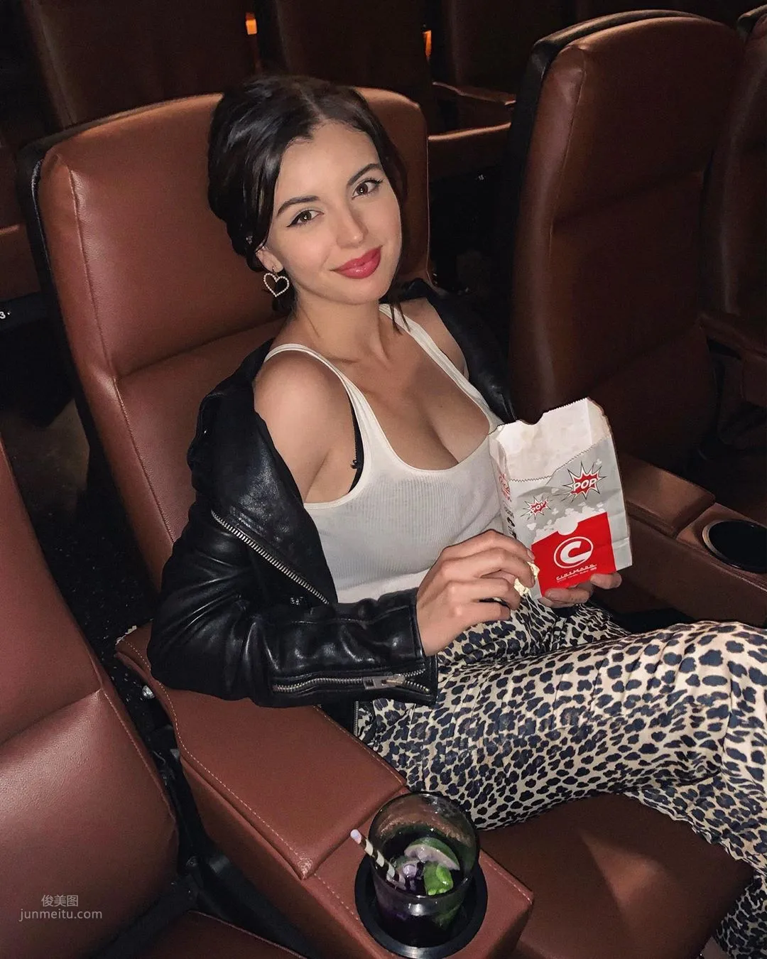 Rebecca Black- 混血女歌手負評百變美女 13