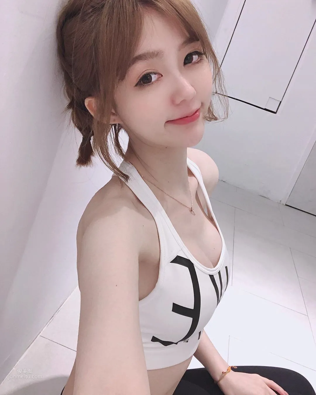 正妹妮妮子穿運動背心健身，鎖骨出賣好身材 17