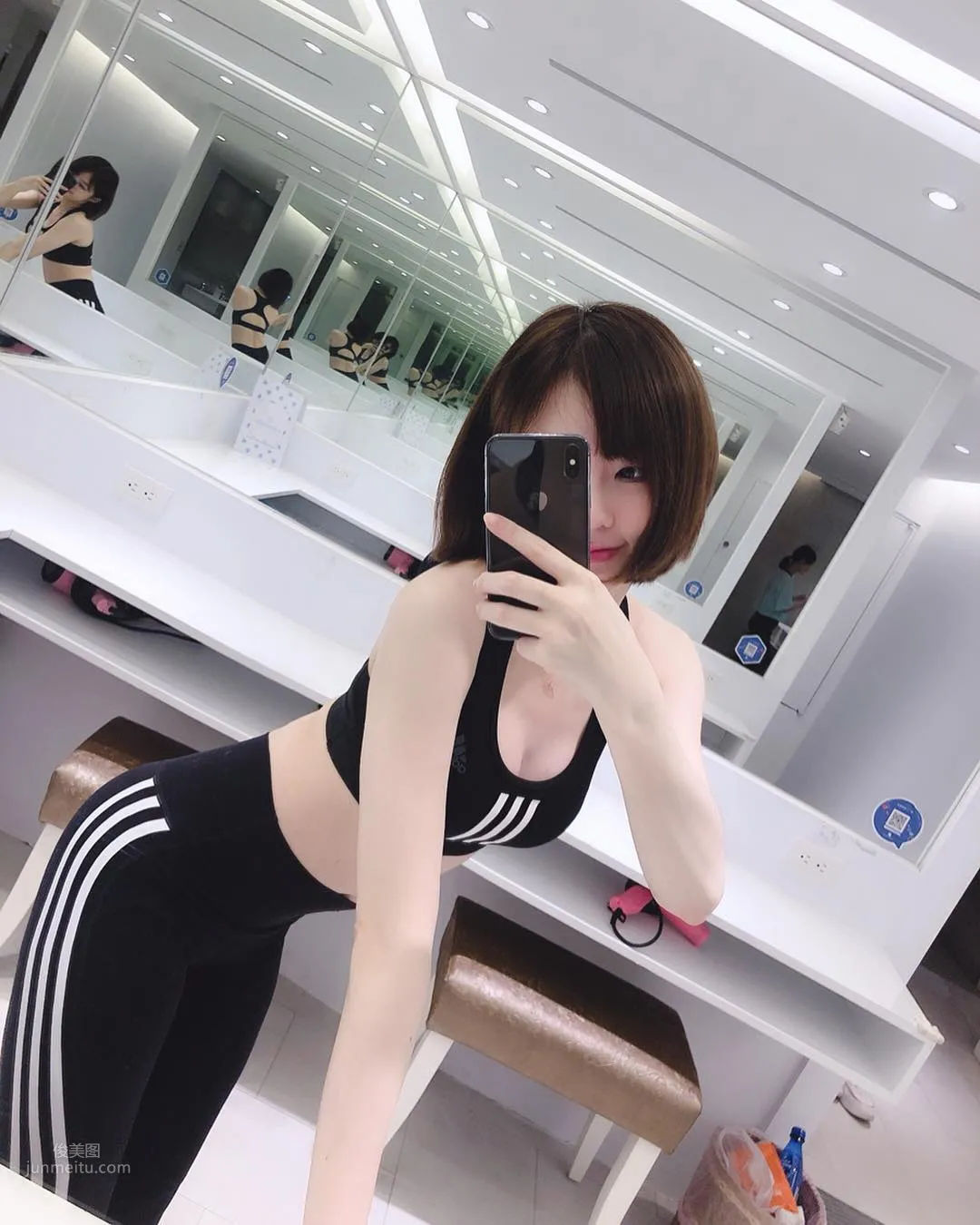 正妹妮妮子穿運動背心健身，鎖骨出賣好身材 11